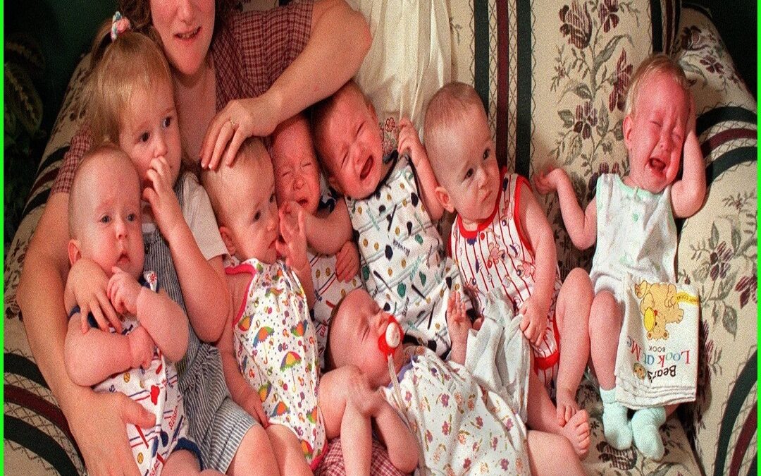 A mother gives birth to 7 twins , but see how they become after 20 years